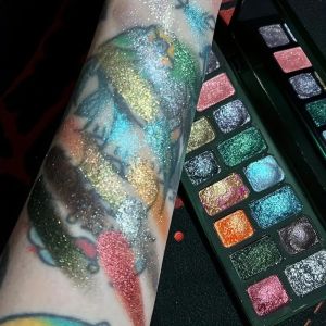 Bảng Phấn Mắt Kim Tuyến 16 Màu Sắc Tố Cao Hiệu Ứng Ánh Kim Và Ngọc Trai Bộ Trang Điểm Đa Năng Cho Mặt Và Mắt Với Các Sắc Thái Lì