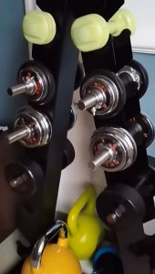 แร็คดัมเบลสามารถวางไว้ที่บ้านของผู้ชายชุบพลาสติกหกเหลี่ยมอุปกรณ์ดัมเบลคงออกกําลังกายดัมเบล 6คู่/3คู่