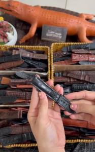 Dây đồng hồ da cá sấu thật NSD - Da bụng . Sản phẩm bao gồm: dây + hộp gỗ + chốt cài + Tool tháo lắp. Tặng kèm móc khóa chân cá sấu