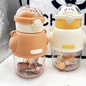 Bình nước gấu dâu cute  MẪU MỚI cho bé đựng nước có ống hút vòi 650ml phù hợp trẻ em đi học Nhựa PP an toàn