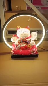 แมววักนำโชคเซรามิกไฟLED ZB311161 ของตกแต่งเปิดร้าน โคมไฟLEDนางวักนำโชคแมวมือโยกเรียกเงินเรียกทอง