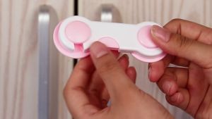 Pengaman Laci Lemari / Safe Lock Strap Band Pengait Pintu / Penahan Kulkas Pengunci Perabot Furniture Pelindung Bayi Baby Safety Lock