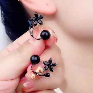 【Bosuer💛COD】S925 Anting Mutiara Bunga Hitam Jahitan Perak Anting Pribadi Mode Kelas Atas