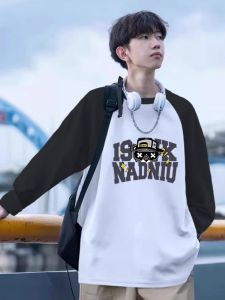 เสื้อยืดคู่รักแขนยาวทรงหลวมสำหรับผู้ชายในฤดูใบไม้ผลิและฤดูใบไม้ร่วง คอลเลกชั่นใหม่ปี 2025 สไตล์ฮ่องกง แฟชั่น เสื้อชั้นในสำหรับผู้ชาย