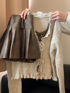 American Retro Brown หนัง กระโปรง สําหรับผู้หญิงสูง เอว พลีท มินิเดรส คาร์ดิเกน เสื้อสเวตเตอร์ถัก ฤดูใบไม้ร่วง แฟชั่น พลัสไซส์