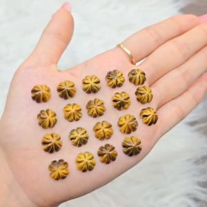 Charm cỏ 4 lá Mắt hổ vàng nâu sẵn lỗ 2li xuyên tâm cho mệnh Thổ và Kim - Phong Thủy TUDO