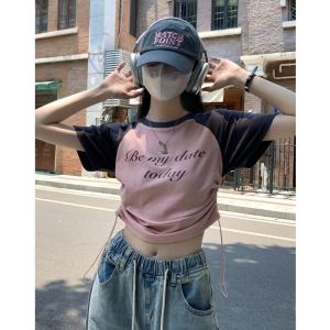 เสื้อทีเชิ้ตแขนสั้นเปิดไหล่มีเชือกรูดสไตล์สาวแซ่บสไตล์อเมริกันเสื้อตัวบน BM แบบสั้นไหล่ตรงออกแบบพิเศษเข้ารูปใส่ช่วงฤดูร้อนสำหรับผู้หญิงเสื้อยืด