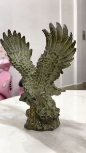 Tượng đại bàng sải cánh bằng đồng màu xanh giả cổ