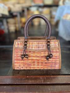 กระเป๋า งานสาน งานทอ แบบละเอียด ด้านในบุผ้า มีซิป หูพันเชือกแต่งด้วยมุกไม้ งานเย็บทั้งใบ