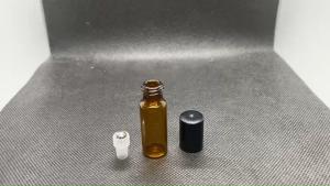 ขวด 5 มล. (50ใบ) สีชา ขวดแก้วกลม + ฝาดำ + ลูกกลิ้ง