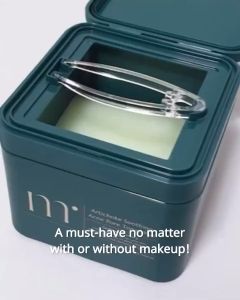 (COCOMO) Molvany Artichoke Soothing Acne Pore Toner Pad 160ml - Back-Facing and Side-Facing Display - Model Size: Height 182cm, Weight 78kg, Size M