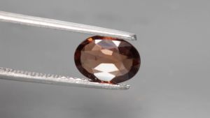 1.90 ct พลอยดิบ เพทาย (Unheated Zircon) สีน้ำตาลอมแดง ทรงไข่ กัมพูชา