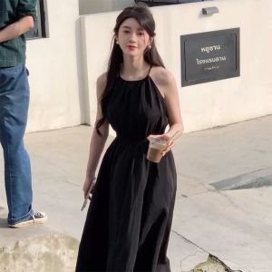 ชุดเดรสยาวสายเดี่ยวคอวีแขนกุดสไตล์ฝรั่งเศสหรูหราสำหรับผู้หญิงในช่วงฤดูร้อนปี 2024 ทรงเอ ชุดไปเที่ยวชายหาด