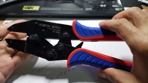 ชุด คีมย้ำสายไฟ ชนิดเปลี่ยนฟันย้ำได้ 5 แบบ ย้ำหางปลา หลายขนาด พร้อมคีมปอกสาย 0.5-5.5 sq.mm ด้ามโค้ง จัดชุดบรรจุ ในกล่องดี