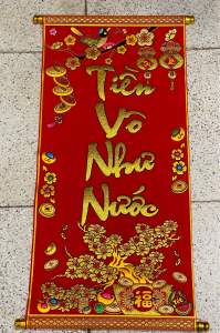 Liễn treoThư pháp câu đối bằng nhung dùng để trang trí ngày lễ ngày Tết.