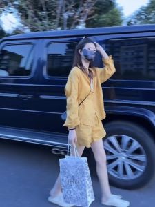 ชุดเสื้อเชิ้ตสีเหลืองผ้าลินินคอตตอนสไตล์เกาหลีฤดูร้อน 2025 ชุดแฟชั่นสตรีทสไตล์เกาหลี ชุดทำงานลำลอง ชุดทำงานลำลอง