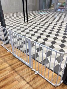 Folding Pet Store Isolation Door Barrier L-Shaped U-Shaped Balustrade Staircase Child Safety Gate Fence Iron Material