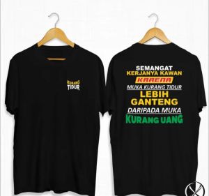 Kaos kata kata KURANG TIDUR SEMANGAT KERJANYA KAWAN KARENA MUKA KURANG TIDUR LEBIH GANTENG DARI PADA MUKA KURANG UANG-DTF WARNA kaos Tshirt hitam pria wanita