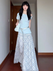 YUEZHONGWEI | Áo thun nữ tay ngắn màu xanh lá cây ôm vừa vặn kiểu Pháp không đều vai mùa hè thiết kế áo hở vai nhỏ