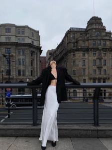 กระโปรงทรงหางปลาเอวสูงผ้าซาตินอะซิเตทสีขาวสไตล์ฝรั่งเศสสำหรับผู้หญิงในช่วงฤดูร้อน กระโปรงยาวปานกลางเนื้อผ้านุ่มเนียน