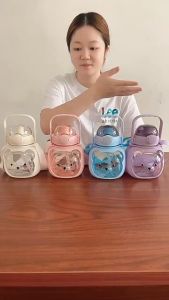 ขวดน้ำน้องหมี: 900ml ขวดน้ำเด็กมีสายสะพาย กระบอกน้ำ ขวดน้ำหมีเด็ก กระติกน้ำเด็ก