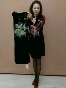 Elegant Velvet Qipao Dress with Diamond Embellishment for Mid-aged Mothers Long Sleeve V-neck A-line Korean Style Spring Autumn Winter