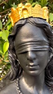 เทพีเงินตราเทพีแห่งโชคลาภและการเงิน (สีดำตกแต่งทองตามรูป)