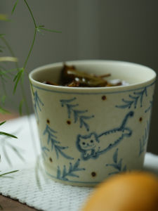 แก้วกาแฟเซรามิกลายดอกไม้ลายหมีพิมพ์ด้วยมือสีน้ำเงินและสีขาวที่อบด้วยความร้อนสูงแก้วดื่มน้ำแก้วปากหมูแก้วดื่มน้ำสำหรับผู้ใหญ่