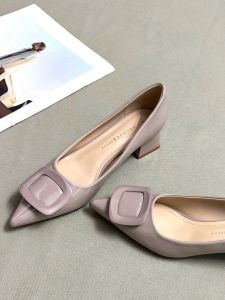 รองเท้าส้นสูงหัวแหลมสีเปล่าแฟชั่นใหม่ 2025 รองเท้าส้นเดี่ยวผู้หญิง พื้นยาง กันลื่น รองเท้าส้นเดี่ยวหนังทาสีตกแต่งด้วยโลหะ