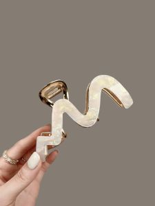 Elegant Large Size Acetate Wave Hair Claw Clip for Women 2024 New Style Luxury Feeling Shark Tail Hair Clip Fashionable Hair Accessories