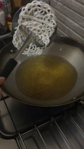 Kerupuk Bawang Kera Mas Rasa Terasi Udang (400g) ( Kerupuk Putih Bebas Gluten Pengawet Pemutih MSG )