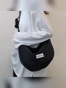 Fashion Sling Bag Shoulder Bag Women Small Sling Bag Beg Lelaki Messenger Bag Zipper Suitable for any occasion