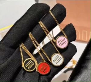 TTL🍁**ชนชอป** สร้อยคอ สีทอง วงกลมเลเซอร์ Miu Miu เคลือบสีอีนาเมล มี 4 สี ตะขอก้ามปู ห้อยแผ่นวงกลมสีทองปั้มหลัง Make in ltaly