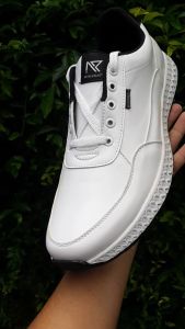 Sepatu Sneakers Pria: Kualitas & Gaya