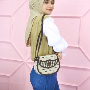 Tas Anyaman dari Eceng Gondok & Tas Slempang Etnik Wanita