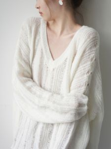 สีขาว คอวี เสื้อสเวตเตอร์แคชเมียร์ ผู้หญิง Early ฤดูใบไม้ร่วง High-End Lazy Tender หลวม Hollow Out ถัก เสื้อท่อนบน สไตล์เกาหลี แขนยาว