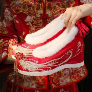 รองเท้าแต่งงานสไตล์จีนฤดูหนาวแบบมีขนสำหรับผู้หญิง รองเท้าแต่งงานแบบสวมแบบหัวแหลมสีแดงสำหรับใส่กับชุดกี่เพ้า