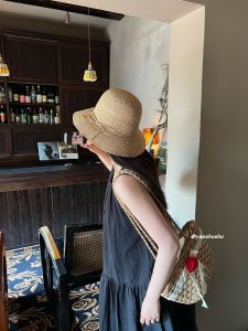 หมวกฟาง Raffia ธรรมชาติฤดูร้อนคุณภาพป้องกันแสงแดดอเนกประสงค์สไตล์ฝรั่งเศสหมวก Boater สําหรับผู้หญิงและเยาวชนสถานการณ์การเดินทาง