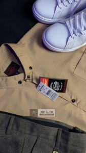 kemeja pria lengan pendek polos warna krem coklat susu slimfit casual hem pria lengan pendek formal