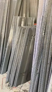 Sắt V4x4 lỗ (màu trắng đen) - lắp kệ sắt V lỗ Thanh Sắt V Lỗ 4x4 Đa Năng Lắp Kệ Sơn Sắt Tĩnh Điện