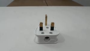 Phích cắm điện Lioa 13A PUK 3 chấu vuông tiêu chuẩn Anh chân cắm đồng nguyên chất vỏ nhựa ABS chống cháy - Hàng chính hãng