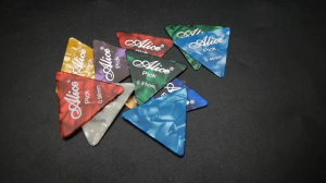 Alice triangle shape celluloid guitar picks 0.46/0.71/0.81/0.96mm mixed colors Accessories