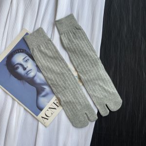 ถุงเท้าแบ่งนิ้วสีเทาถุงเท้าแบ่งนิ้วใส่แล้วดูผอมสำหรับผู้หญิงถุงเท้าสองนิ้วสีล้วนถุงเท้าแบบซ้อนถุงเท้าแบบกีบแกะสีดำสไตล์ญี่ปุ่นแมทช์ลุคง่าย