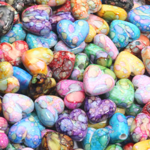 10/20pcs 2 ขนาดภาพวาดที่มีสีสัน Love Heart ลูกปัดหลวม Spacer ลูกปัดอะคริลิคสําหรับเครื่องประดับ DIY ต่างหูพวงกุญแจอุปกรณ์เสริม