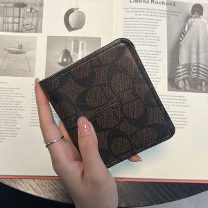 Retro Ultra-thin ผู้หญิง กระเป๋าสตางค์แบบสั้นปิดหัวเข็มขัดช่องเสียบการ์ดหลายระดับไฮเอนด์ เรียบหรู ดีไซน์ กระเป๋าสตางค์เยาวชน Pvc แนวนอนขนาดกะทัดรัด