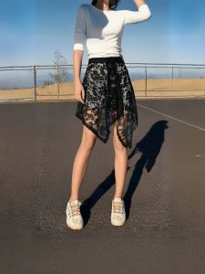 กระโปรงสั้นผ้าลูกไม้ทรงเอเอวกลาง กระโปรงทรงเอเข้ารูป ฤดูร้อน 2025 สไตล์ใหม่ ลายดอกไม้ กระโปรงสั้นสไตล์ย้อนยุค ชุดทำงาน