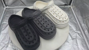 Mens hole shoes sandals are breathable and lightweight820