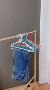 ไม้แขวนผ้า แข็งแรงทนทาน รับน้ำหนักได้เยอะ ไม้แขวนเสื้อ ไม้แขวน ไม้แขวนราคาถูก ที่ตากผ้า ไม้แขวนลวด ไม้แขวนแพ็ค ส่งคละสี