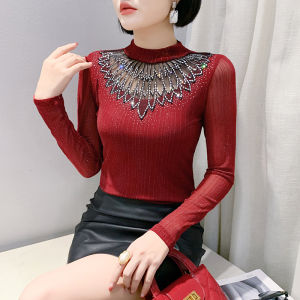 YIMEI เสื้อยืดผู้หญิงลายตาข่ายยืดหยุ่นสูงมาใหม่ฤดูใบไม้ร่วงและฤดูหนาวเสื้อยืดแฟชั่นอุตสาหกรรมหนักลูกไม้สีแดงติดเพชรร้อนแรงเสื้ออเนกประสงค์เข้ารูปพื้นชุดกระโปรงยาว2025