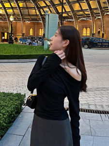 เสื้อยืดแขนยาวทรงสลิมฟิตสำหรับผู้หญิงในฤดูใบไม้ร่วงปี 2024 สไตล์เกาหลี ทรงสลิมฟิต เสื้อเชิ้ตทรงเข้ารูปสีพื้น